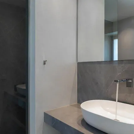 Aneto Konta - Early Apartment *